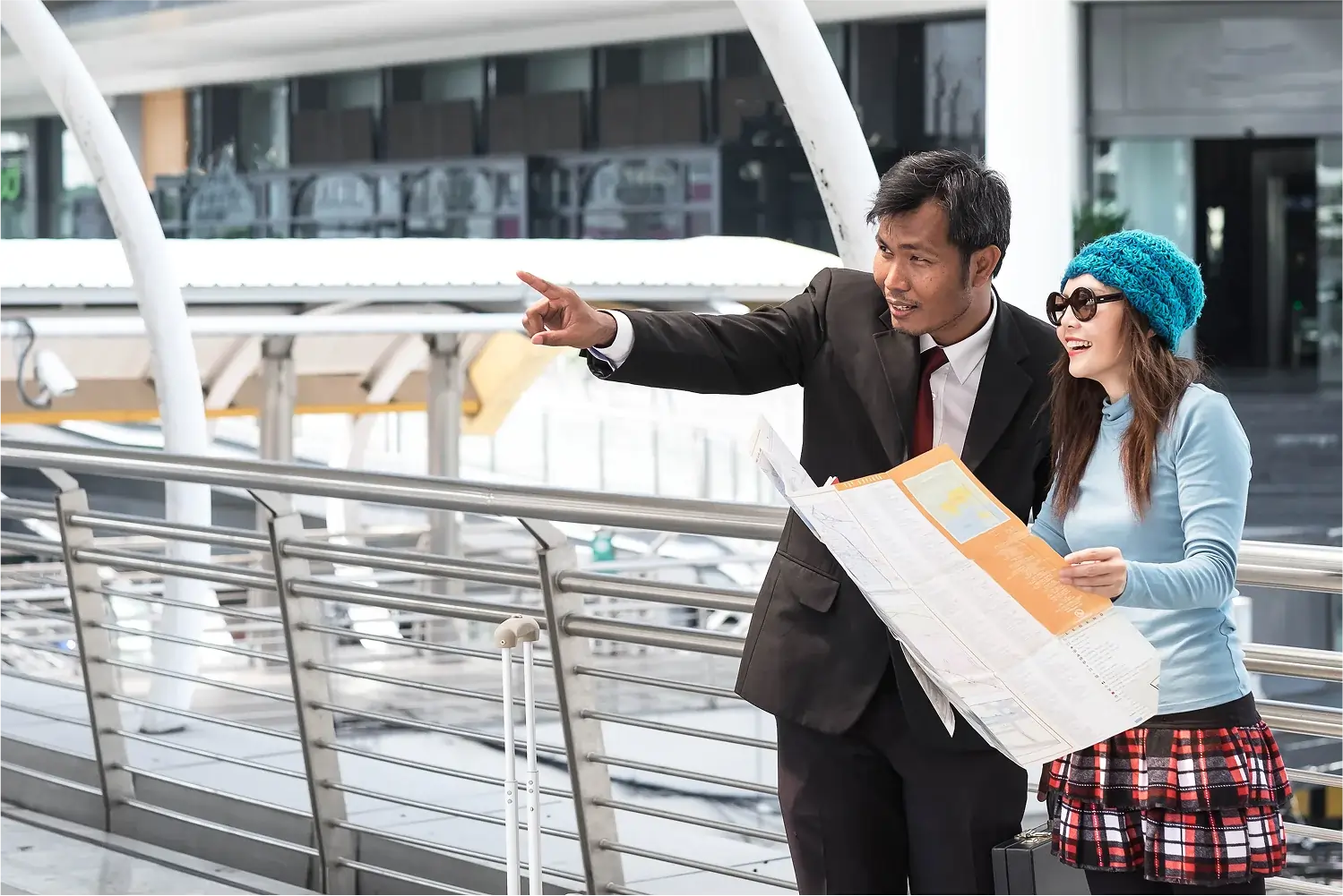blackcoat-staff-with-lady-traveller 