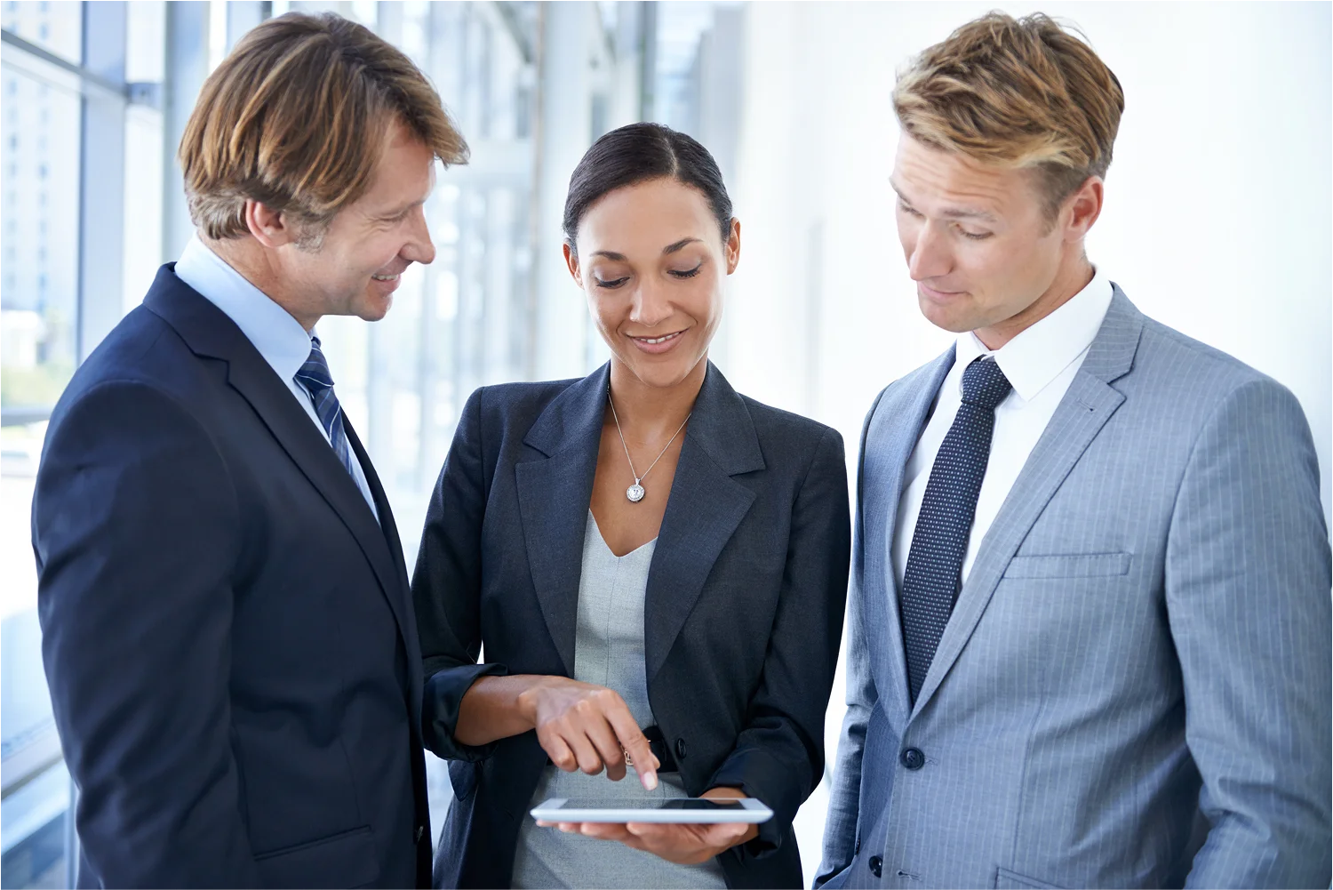 lady-staff-explaining-to-others