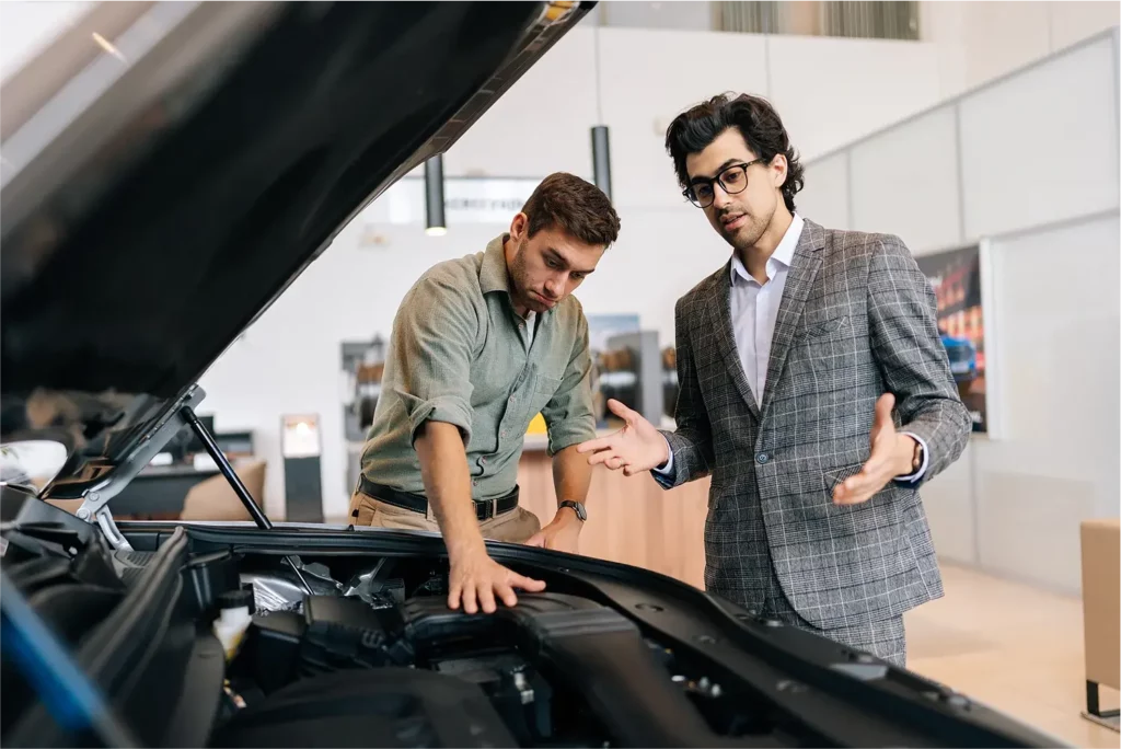 staff-discussing-car-condition
