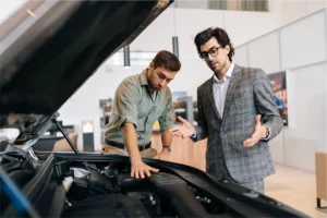 staff-discussing-car-condition